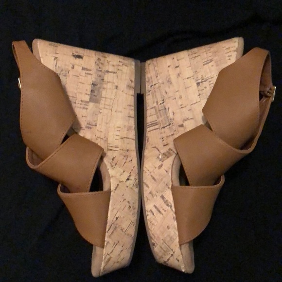 Size 8 Tan Montego Bay Club (Payless) Wedges - Picture 8 of 8